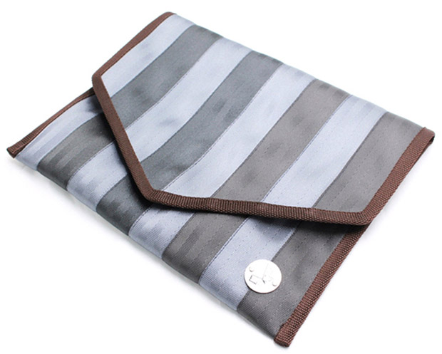 Use this seat belt bag as a clutch or a laptop case.