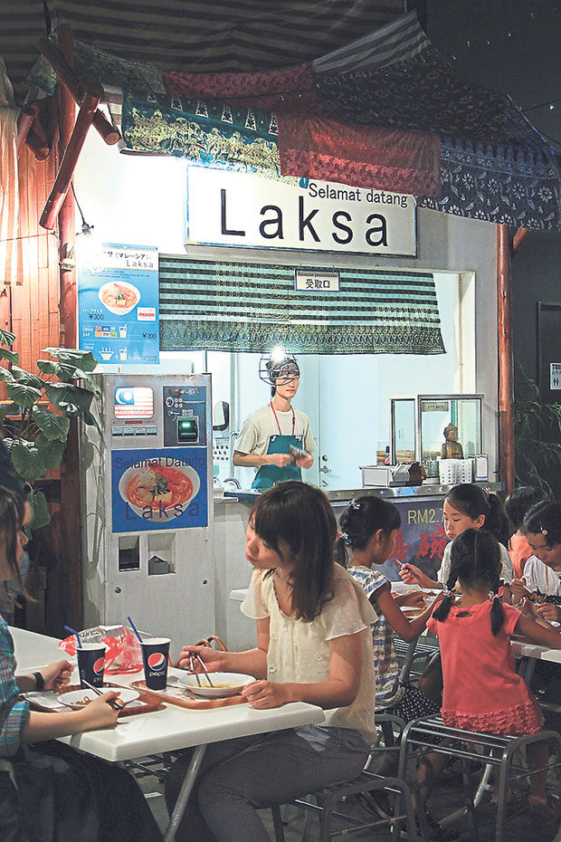 Try the laksa-flavoured instant noodles at World Noodles Road Bazaar