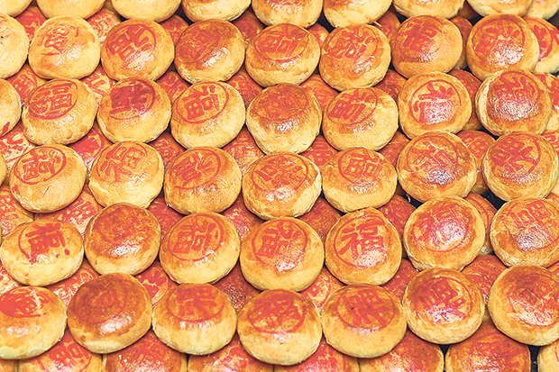 Rows of freshly baked tau sar pneah at Sin Hing Hing