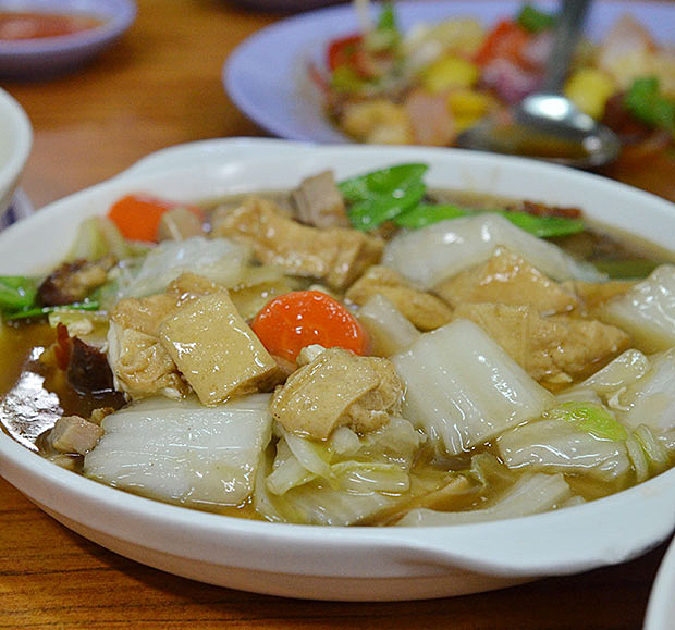 Looks aside, the hoong siew tau foo or braised beancurd with vegetables in gravy was a humble dish masterfully whipped up; redolent with flavours from the sweet and fresh vegetables