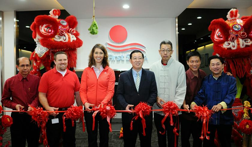 The opening of the First Solar SS centre. from left: Ahmad Faiz( site services director), Steve Ryan (finance system global director ) Betsy Engle(Vice President of Finance), Lim Guan Eng, P'ng Soo Hong(Vice President of First Solar Malaysia) , Chan See C