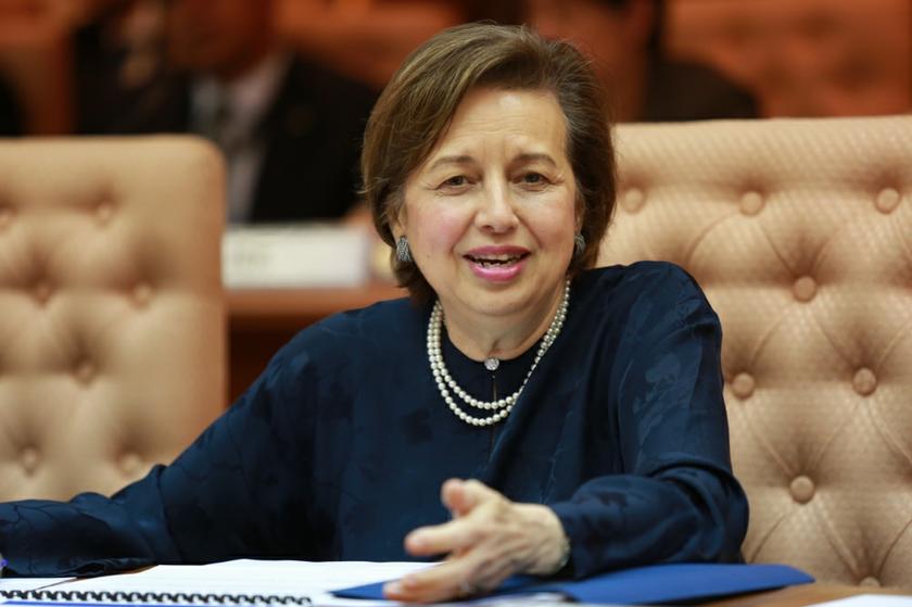 Bank Negara Malaysia Governor Tan Sri Zeti Akhtar Aziz gives a press conference in Kuala Lumpur November 15, 2013. u00e2u20acu201d Picture by Saw Siow Feng