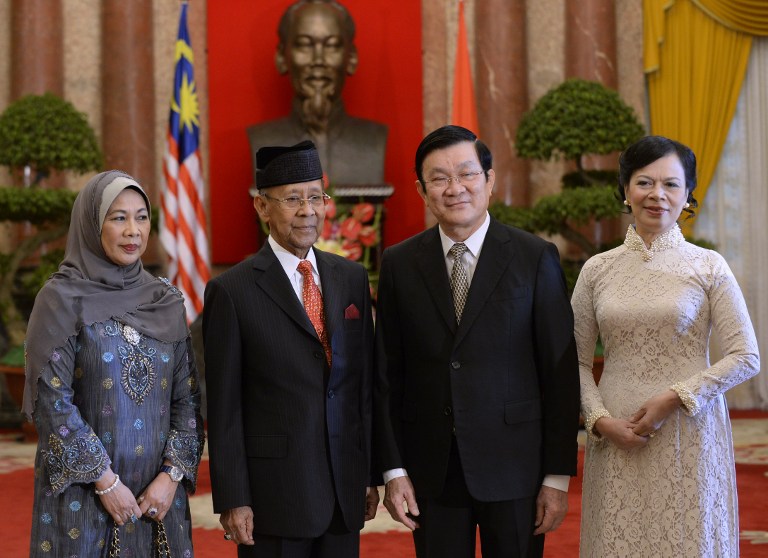 Malaysia's King Abdul Halim Mu'adzam Shah and his wife Tuanku Hajah Haminah pose with Vietnamese president Truong Tan Sang and his wife Tran Mai Hanh during a welcoming ceremony at the presidential palace in Hanoi on September 6, 2013. - AFP pic