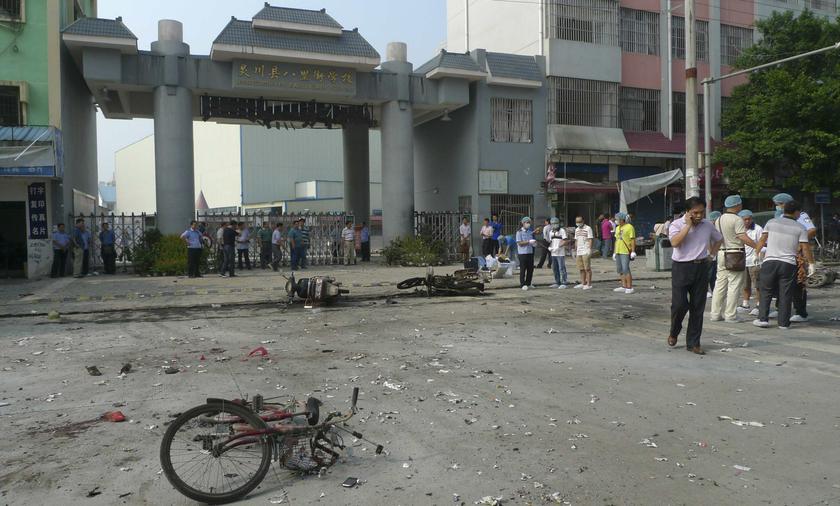 Policemen cordon off an area next to destroyed motorcycles and bicycles after an explosion outside a primary school in Guilin, Guangxi Zhuang Autonomous Region, September 9, 2013. u00e2u20acu201c Reuters pic