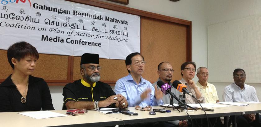 Gabungan Bertindak Malaysia (GBM) chairman Tan Yew Sing, joined by other members of the coalition, giving a press conference to appeal to the education minister to extend the closing date of the blueprint consultation. u00e2u20acu201c Picture by Saw Siow Feng