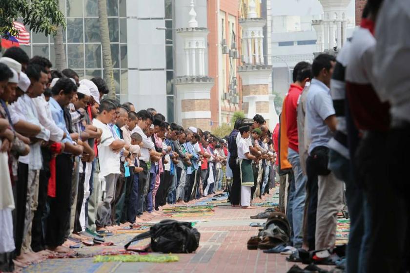 People praying at Masjid Jamek in Kuala Lumpur on the first Friday of the Muslim holy month of Ramadan on July 12, 2013. u00e2u20acu201d Picture by Choo Choy May