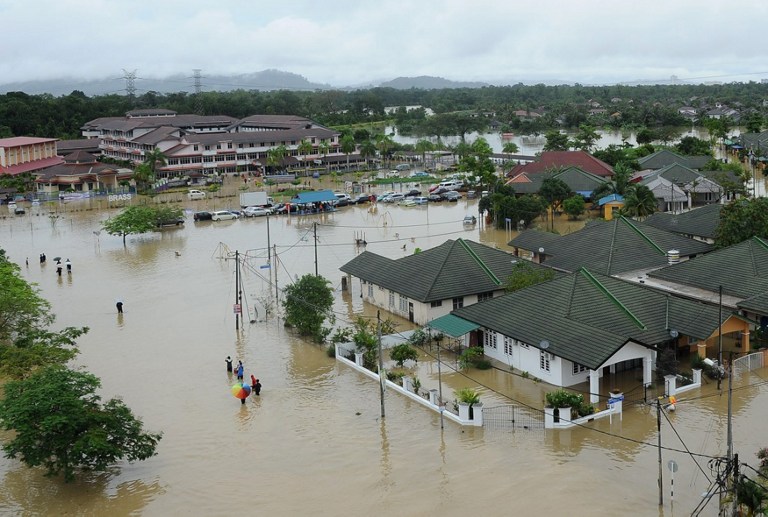 A bird's eye view of flooded streets and residential houses in Kuantan, eastern Malaysia, outside Kuala Lumpur on December 4, 2013. u00e2u20acu201d AFP pic
