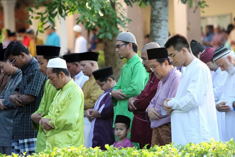 Muslims offer prayers during Aidilfitri at a mosque in Kuala Lumpur on August 19, 2012. u00e2u20acu201d AFP pic