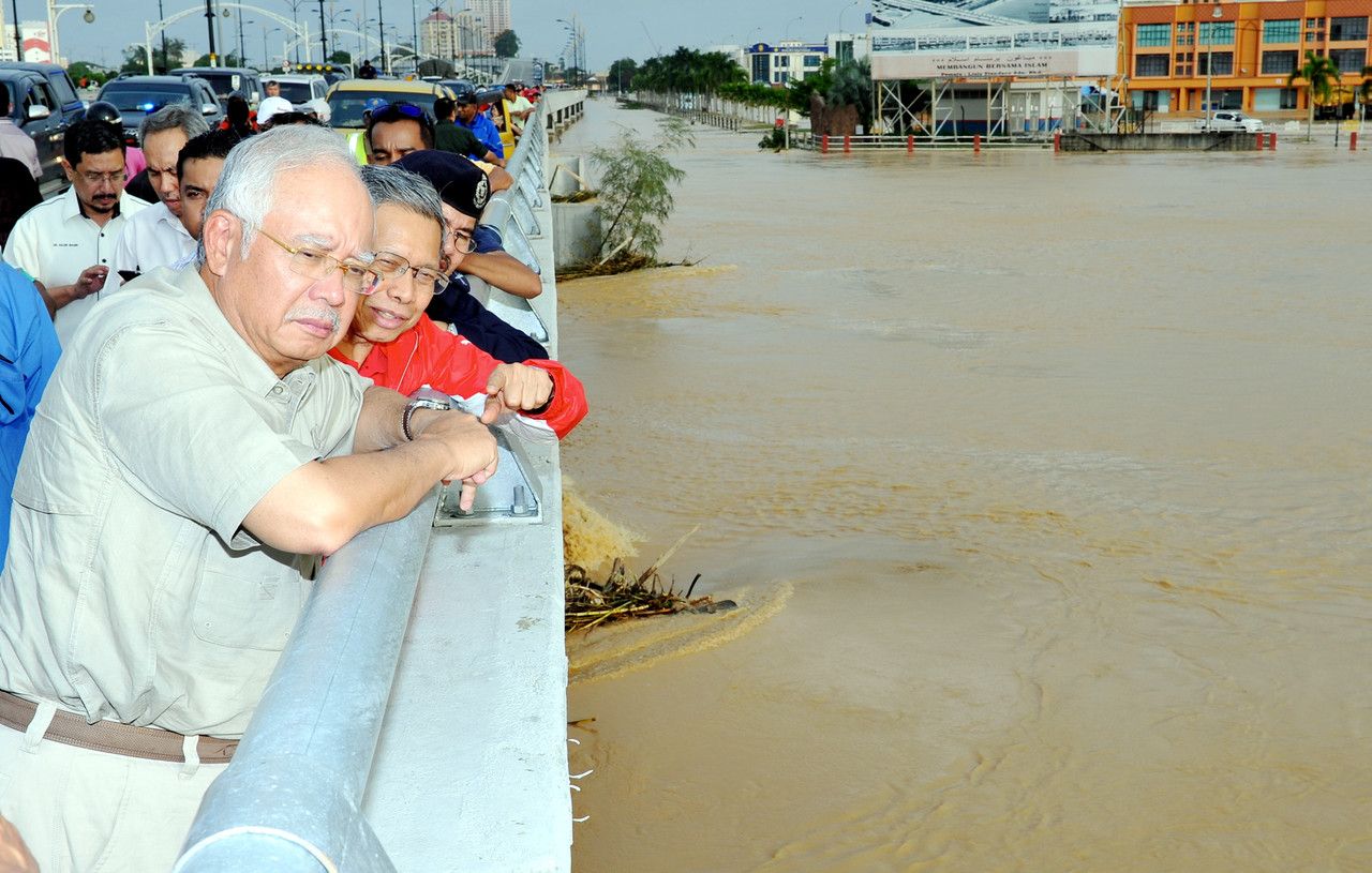 Prime Minister, Datuk Seri Najib Razak (left), inspects the flood situation in Kelantan at the Yahya Petra bridge in Kota Baru, Kelantan, December 27, 2014 u00e2u20acu201d Bernama pic