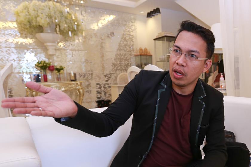 Nasrul says that inviting 1,000 guests to a Malay wedding reception is not unusual.