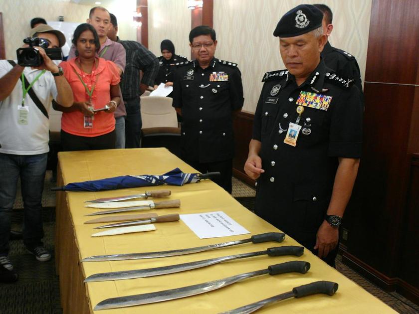 Kuala Lumpur police chief Datuk Mohmad Salleh shows reporters four machetes and three knives found last night, believed to be linked to the protest. u00e2u20acu201d Picture by Zurairi AR