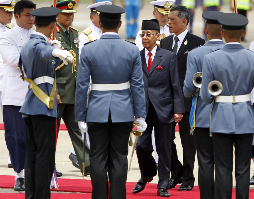 Malaysia's King Abdul Halim Mu'adzam Shah and Thailand's Crown Prince Maha Vajiralongkorn inspect the guard of honour during a welcome ceremony at the Royal Military Airport in Bangkok September 2, 2013. u00e2u20acu201d Reuters pic