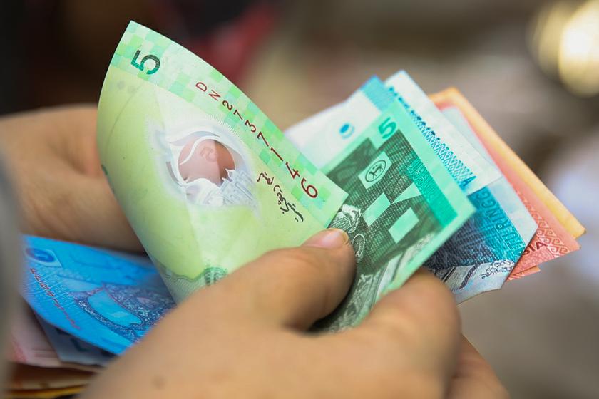 At 9.06am, the ringgit was traded at 4.1540/1590 versus the greenback compared with 4.1540/1590 yesterday. — Picture by Saw Siow Feng