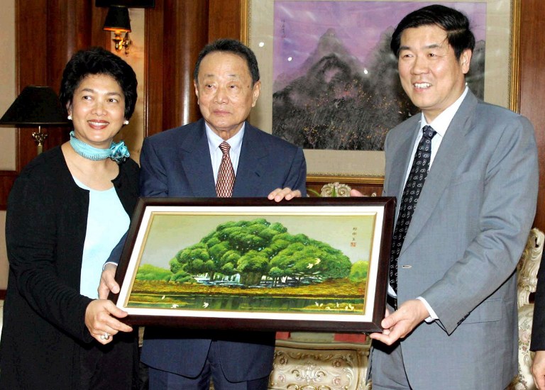 Malaysiau00e2u20acu2122s richest man Robert Kuok (centre) receives a souvenir from a Chinese official (right) during his visit to Fuzhou, in southeastern Chinau00e2u20acu2122s Fujian province, 18 April 2005, as president of the Kuok clan in Malaysia. u00e2u20acu201d AFP pic