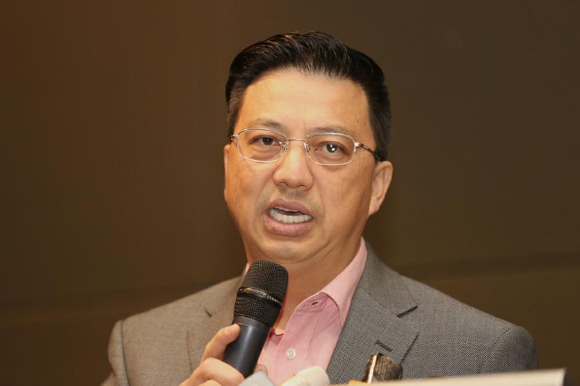 Datuk Seri Liow Tiong Lai speaks at a meeting with eight Chinese youth associations at the Kuala Lumpur Hilton today. u00e2u20acu201d Picture by Saw Siow Fengn