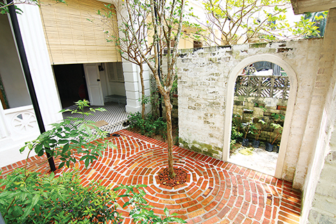 A hidden courtyard (Sekeping Sin Chew Kee)